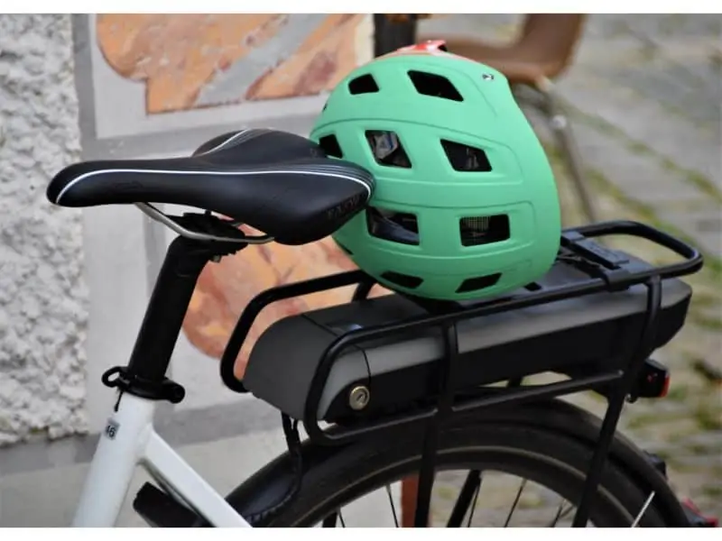 green-bike-helmet-on-ebike-with-rear-rack-battery